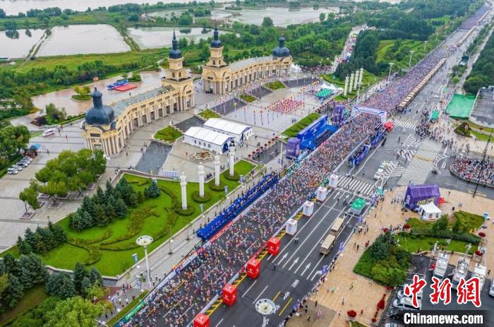 哈尔滨马拉松开赛：来自14个国家和地区的约3万