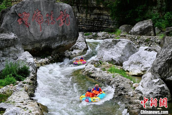 湖北兴山朝天吼自然水域掀起2100余名中外选手竞