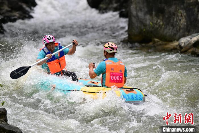 湖北兴山朝天吼自然水域掀起2100余名中外选手竞