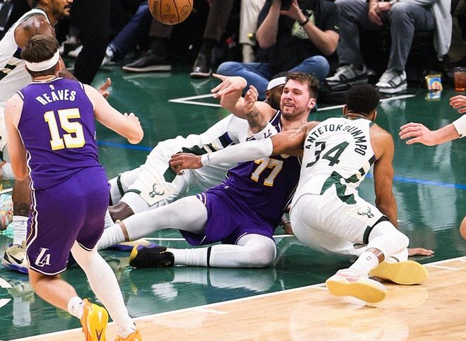 字母哥伤病隐患暴露 雄鹿季后赛前景堪忧