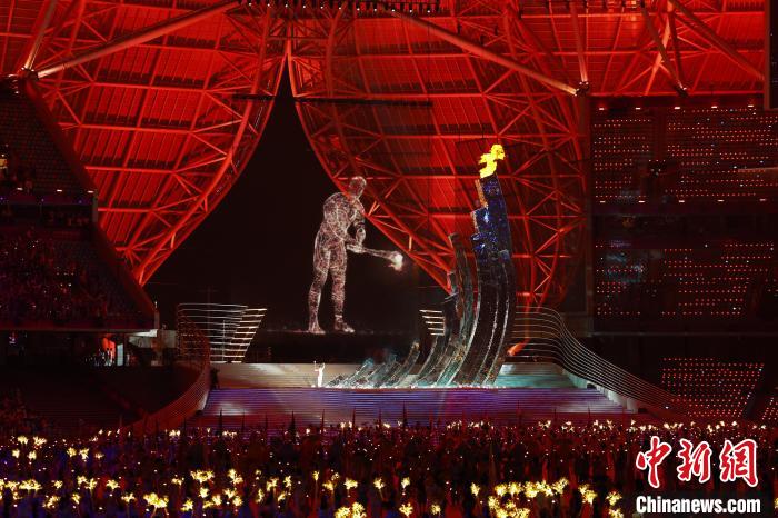 汪顺携手数字火炬手点燃亚运主火炬 数字时代开