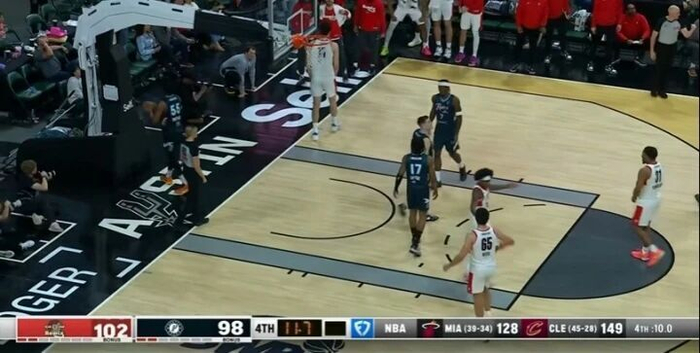 杨瀚森发展联盟赛遭遇季后赛强度防守，数据全