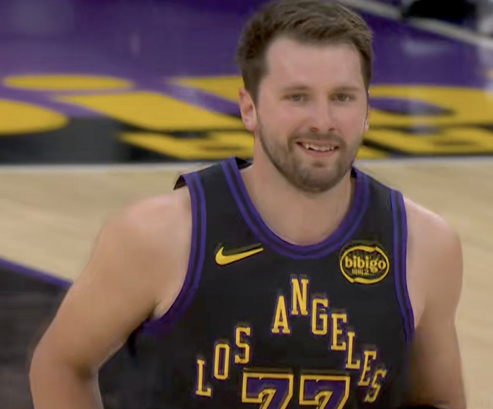 东契奇半场砍20+7助 骑士vs湖人焦点战数据亮眼