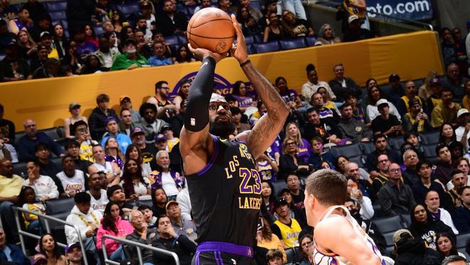 詹姆斯创NBA历史第1神迹 湖人完胜太阳锁定西部前