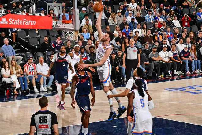 雷霆大胜快船锁定常规赛冠军 霍姆格伦亚历山大