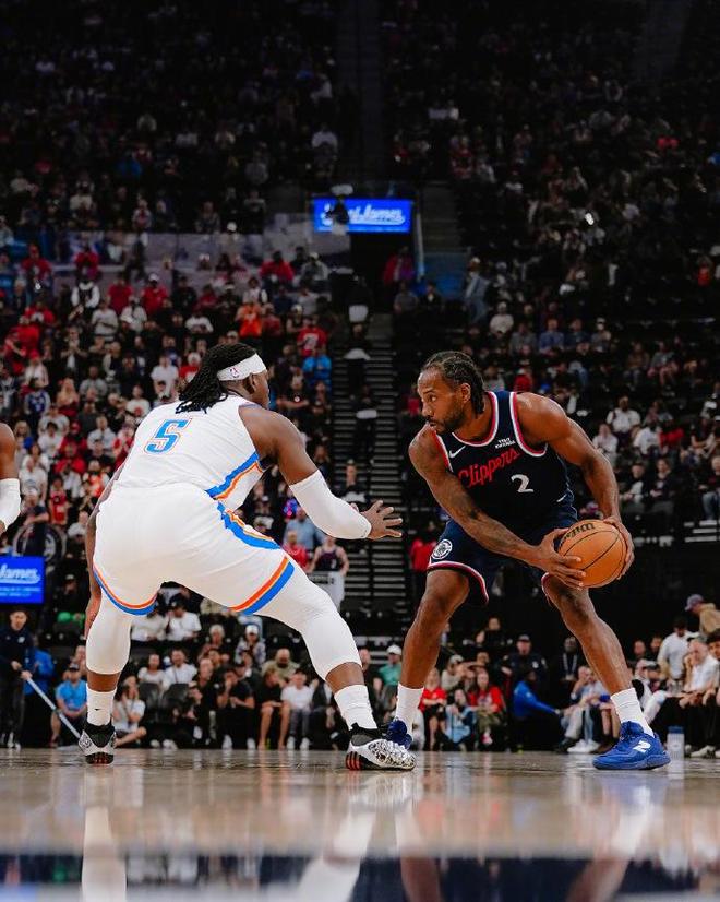 雷霆大胜快船锁定常规赛冠军 霍姆格伦亚历山大