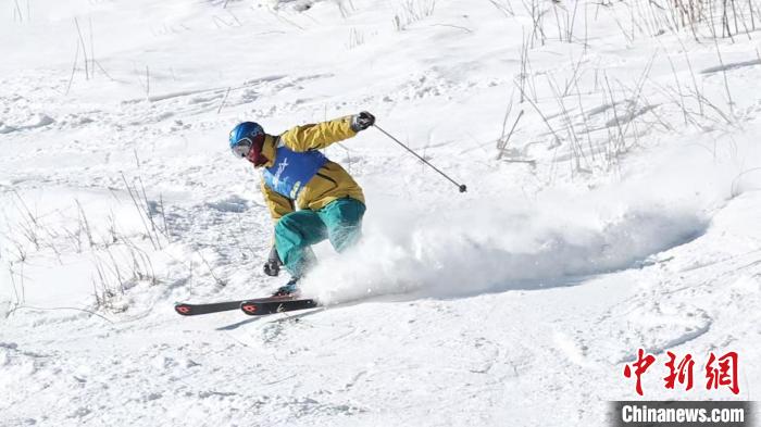 首届雪源逐梦挑战二锅盔高山滑雪赛圆满落幕