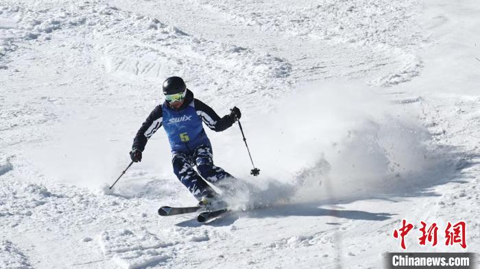 首届雪源逐梦挑战二锅盔高山滑雪赛圆满落幕